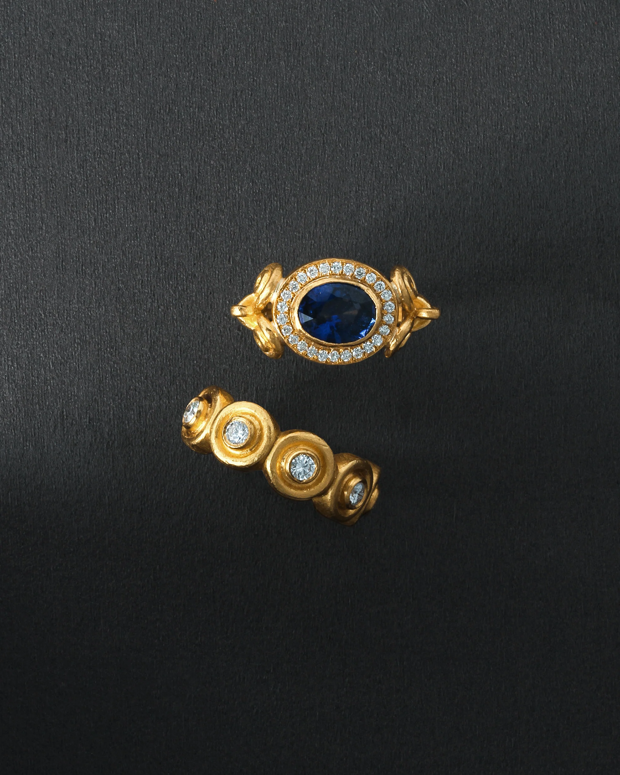 Aelia Halo Ring Sapphire Diamond Solid Gold - Image 3
