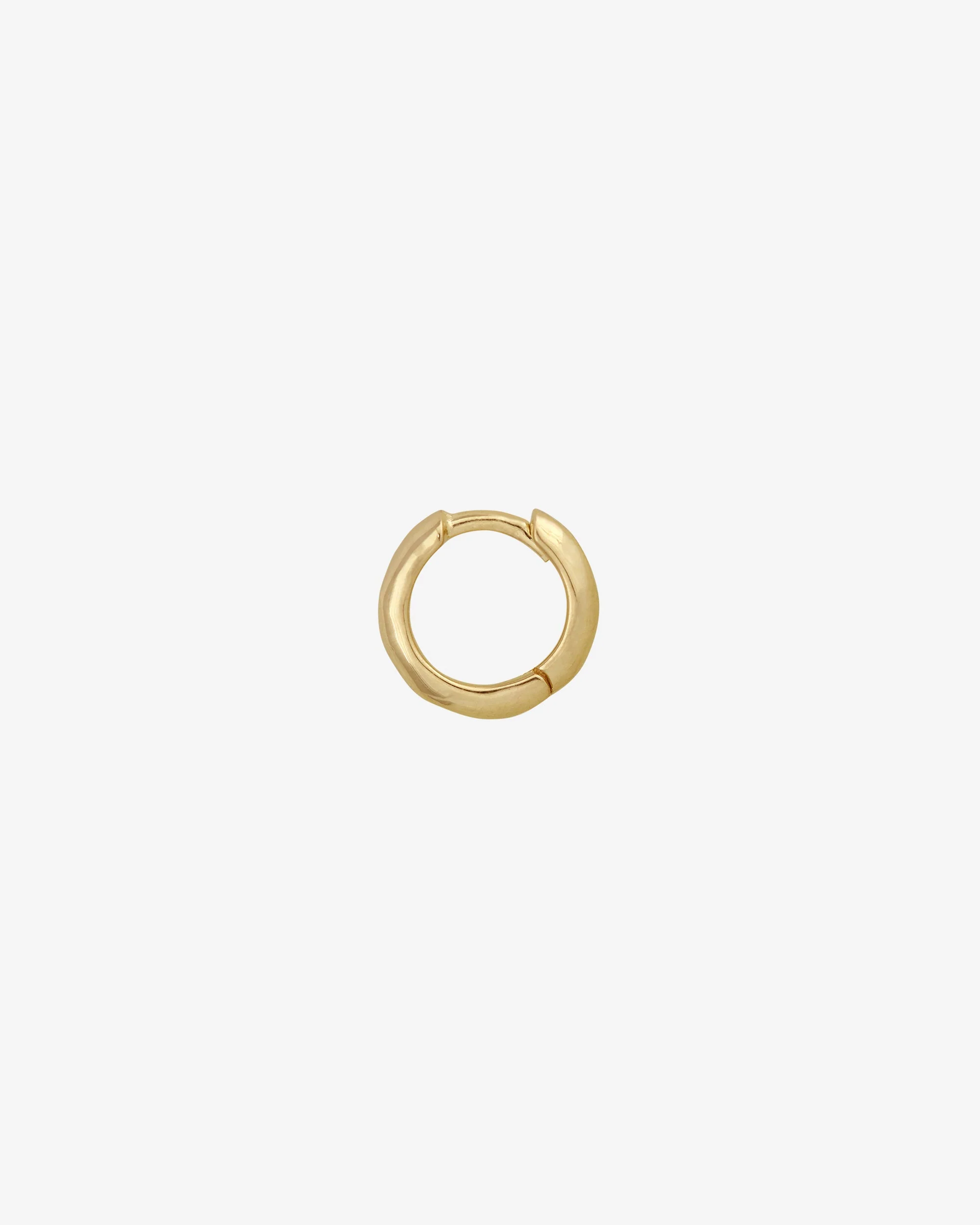 Aida Single Huggie Solid Gold - Image 4