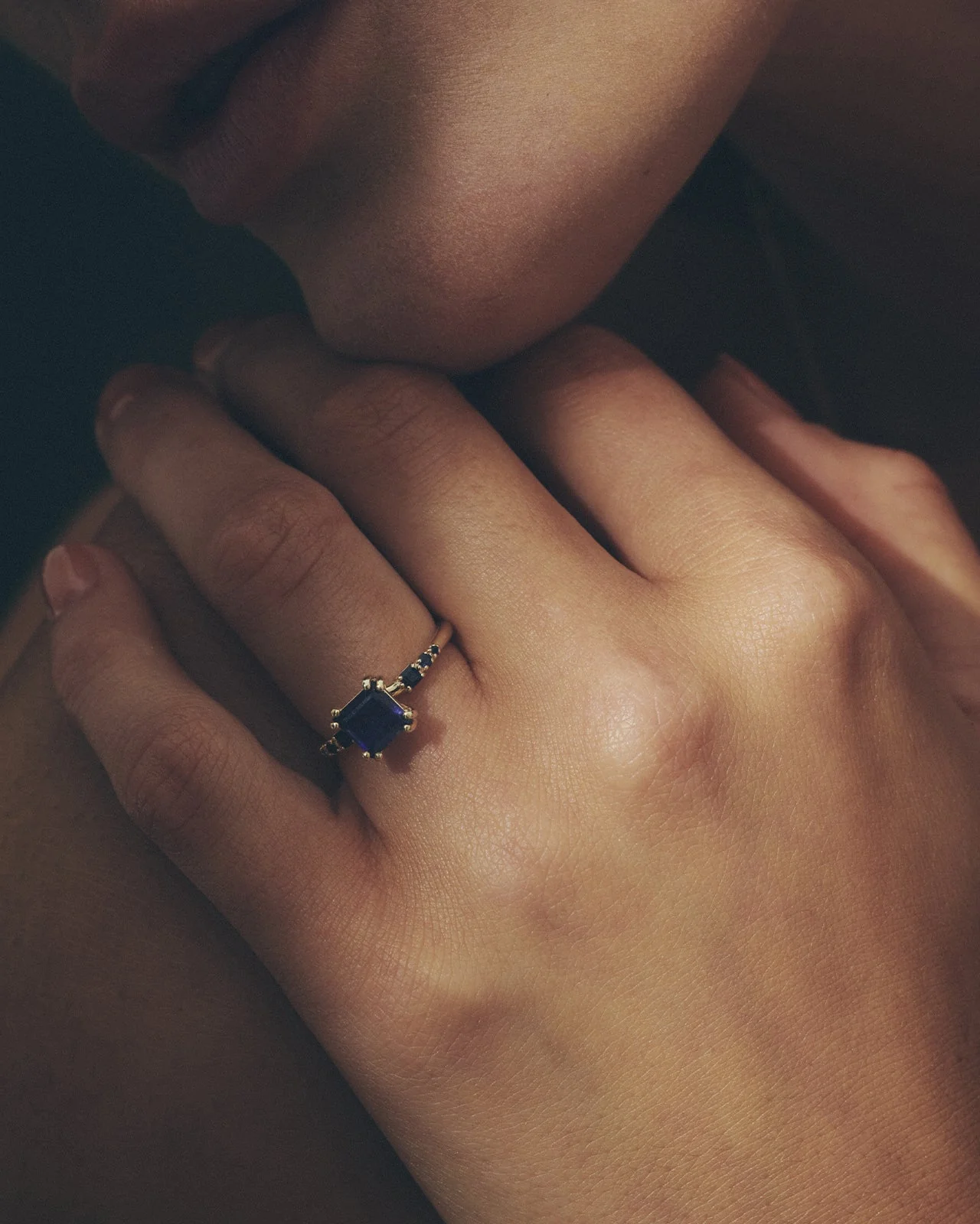 Allium Ring Blue Sapphire Solid Gold - Image 4