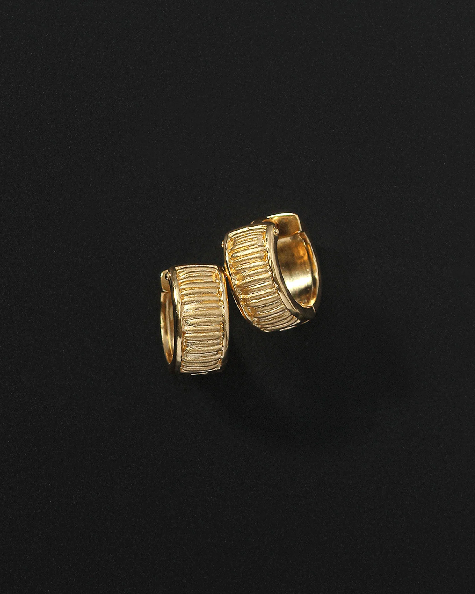Arete Wide Huggies Gold Vermeil - Image 3