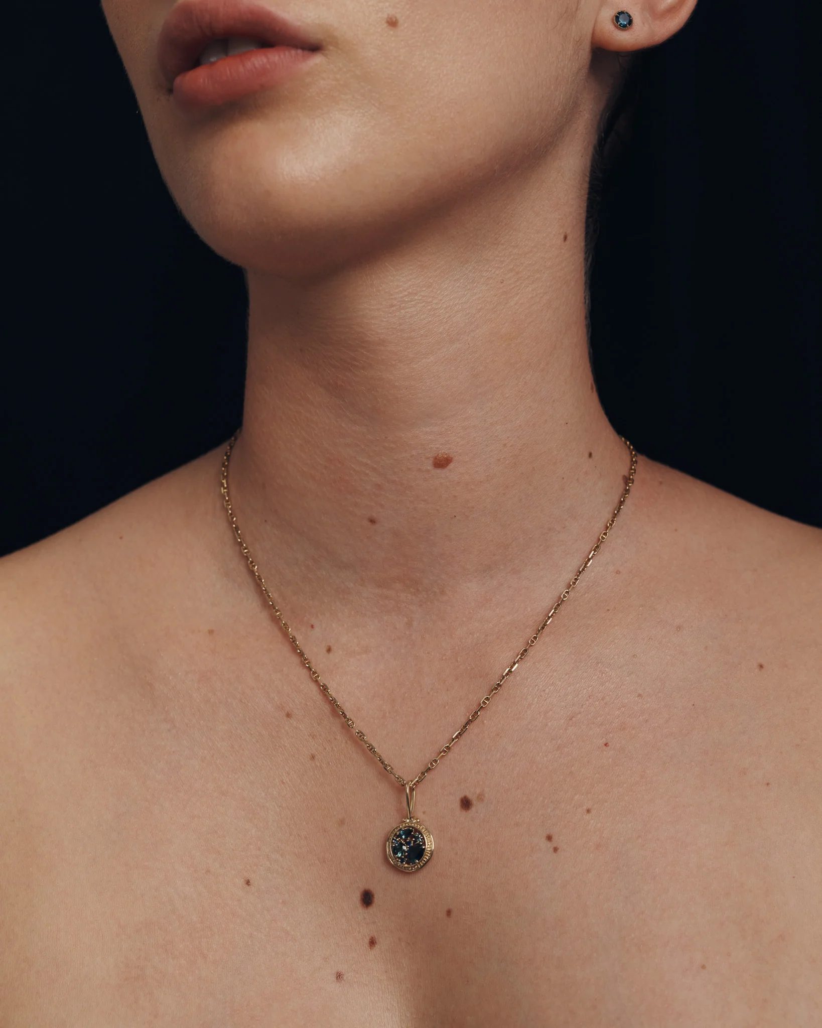 Asteria Pendant Teal Sapphire Solid Gold - Image 2