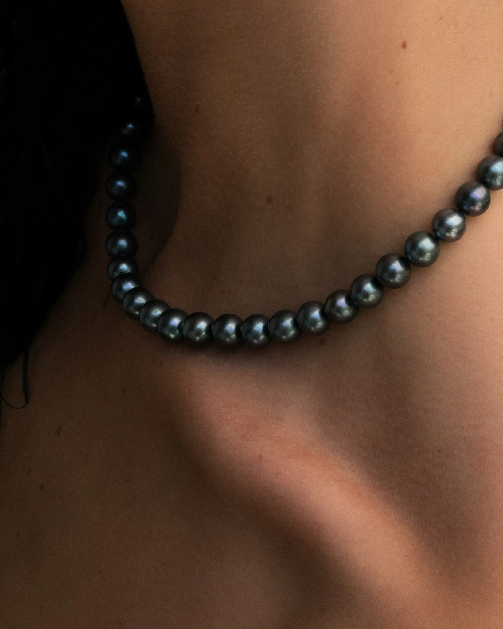Eclipse Black Pearl Necklace Solid Gold - Image 4
