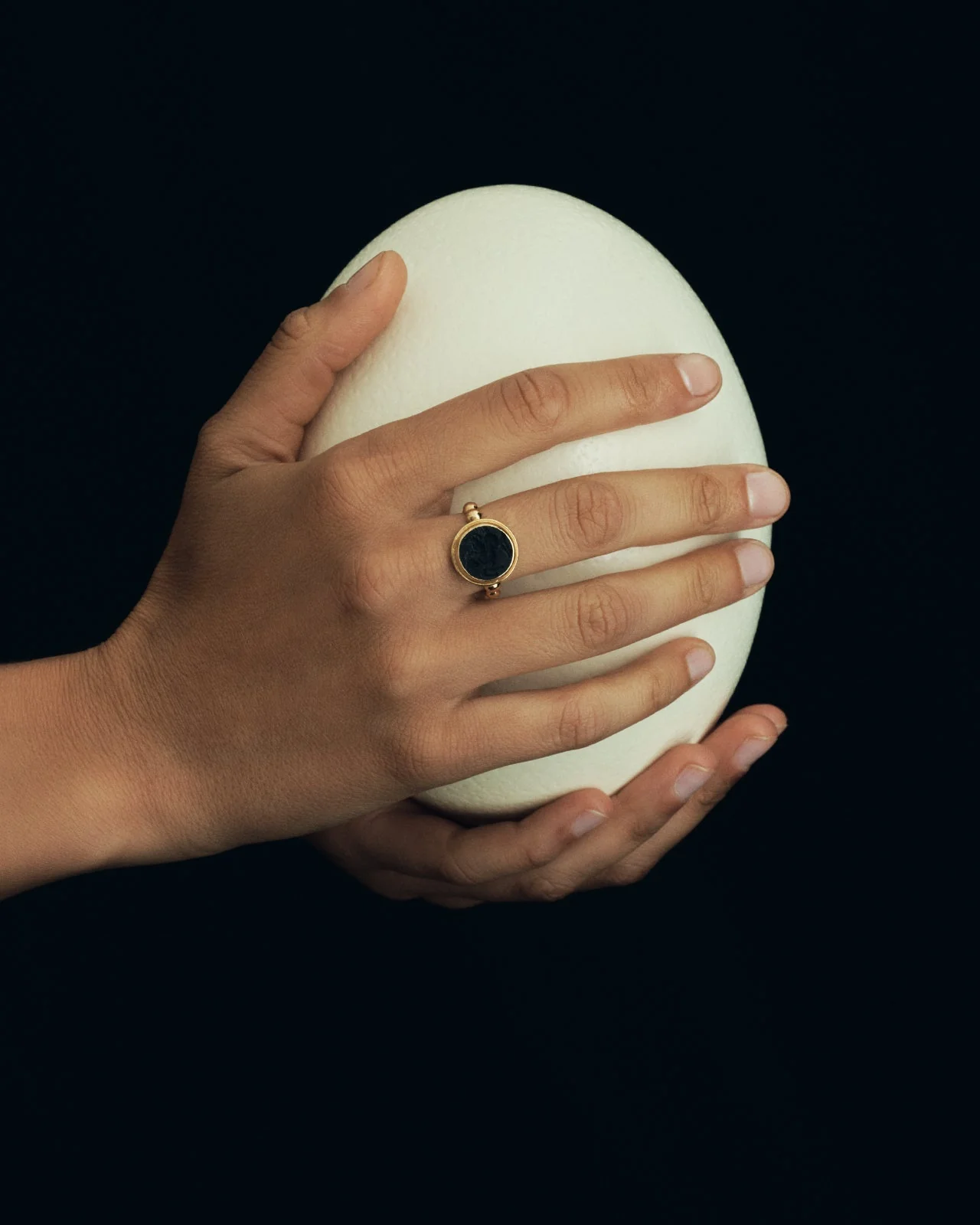 Hatti Ring Onyx Intaglio Solid Gold - Image 4