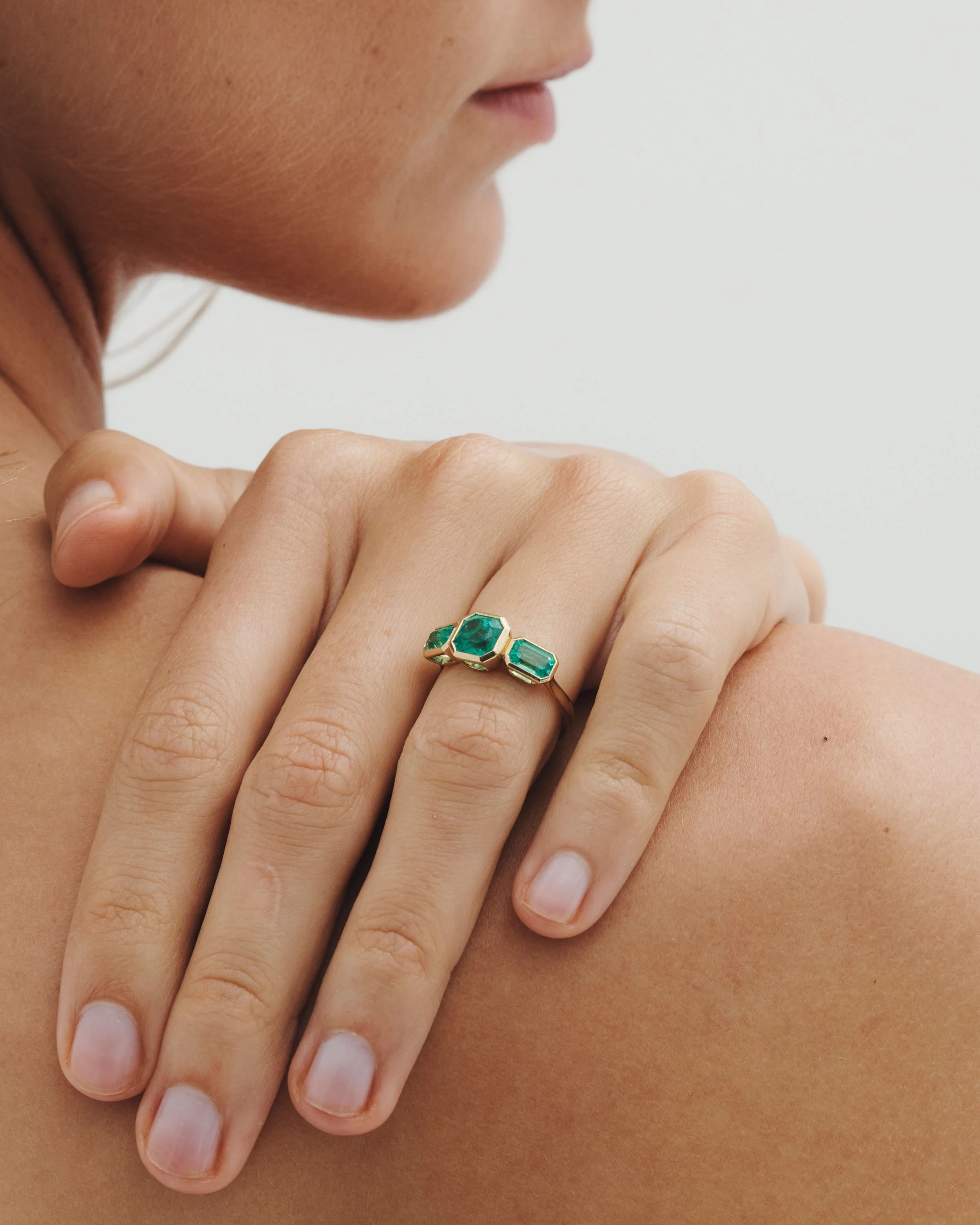 Paloma Trilogy Ring Emerald Solid Gold - Image 6
