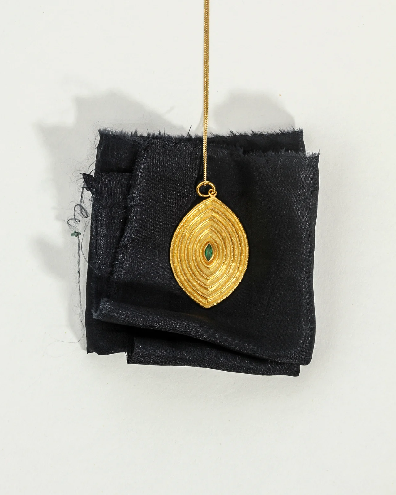 Reign Large Necklace Emerald Solid Gold - Image 3