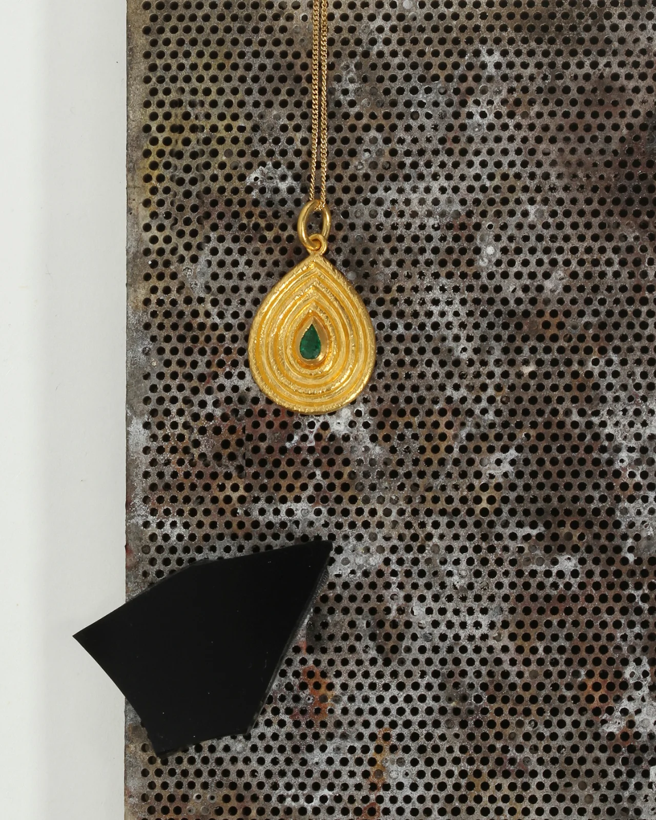 Reign Medium Necklace Emerald Solid Gold - Image 4
