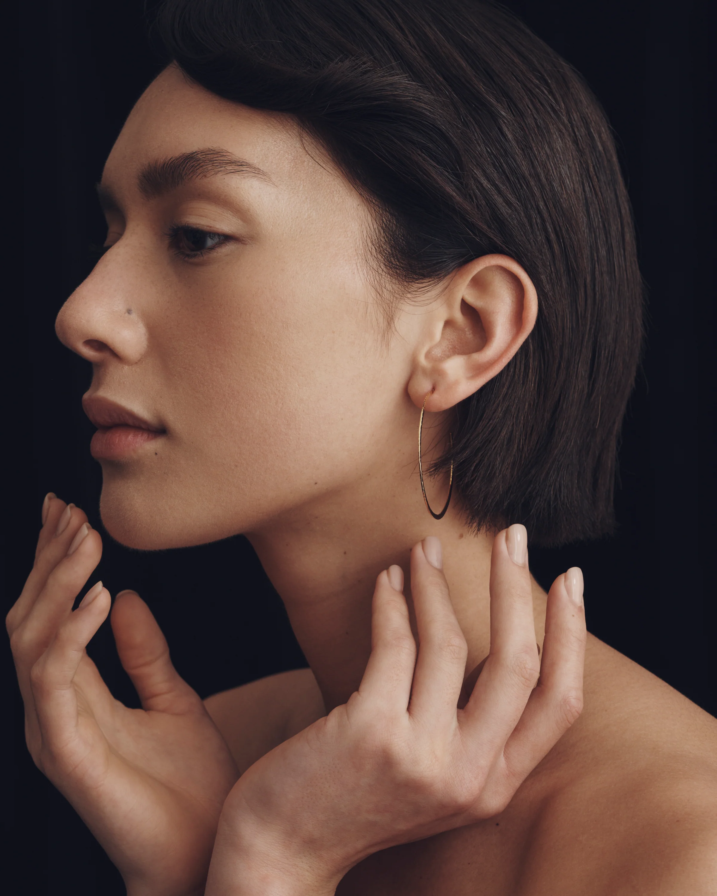 Simple Hoop Earrings Hammered Gold Vermeil - Image 3