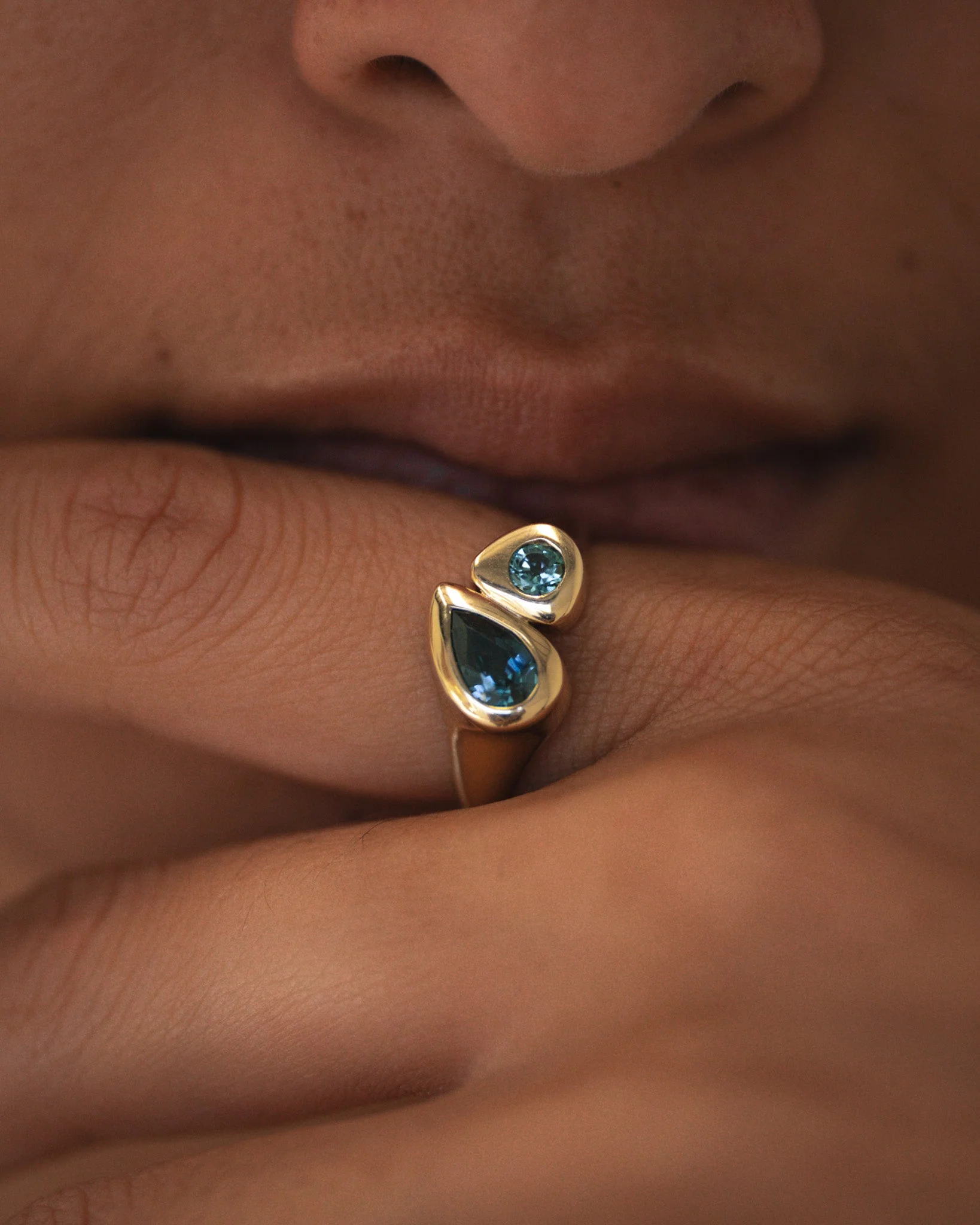 Synergy Ring Teal Sapphire Solid Gold - Image 3