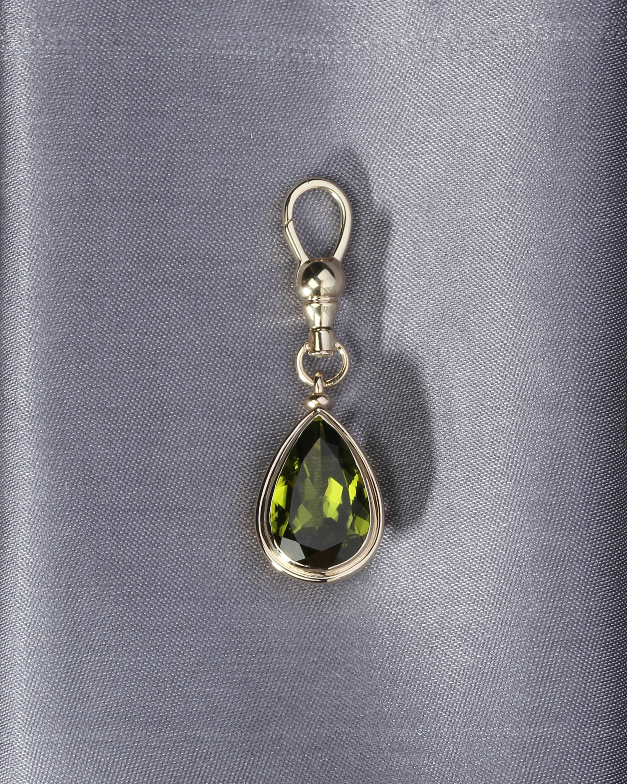 Uma Peridot Pendant Solid Gold - Image 4