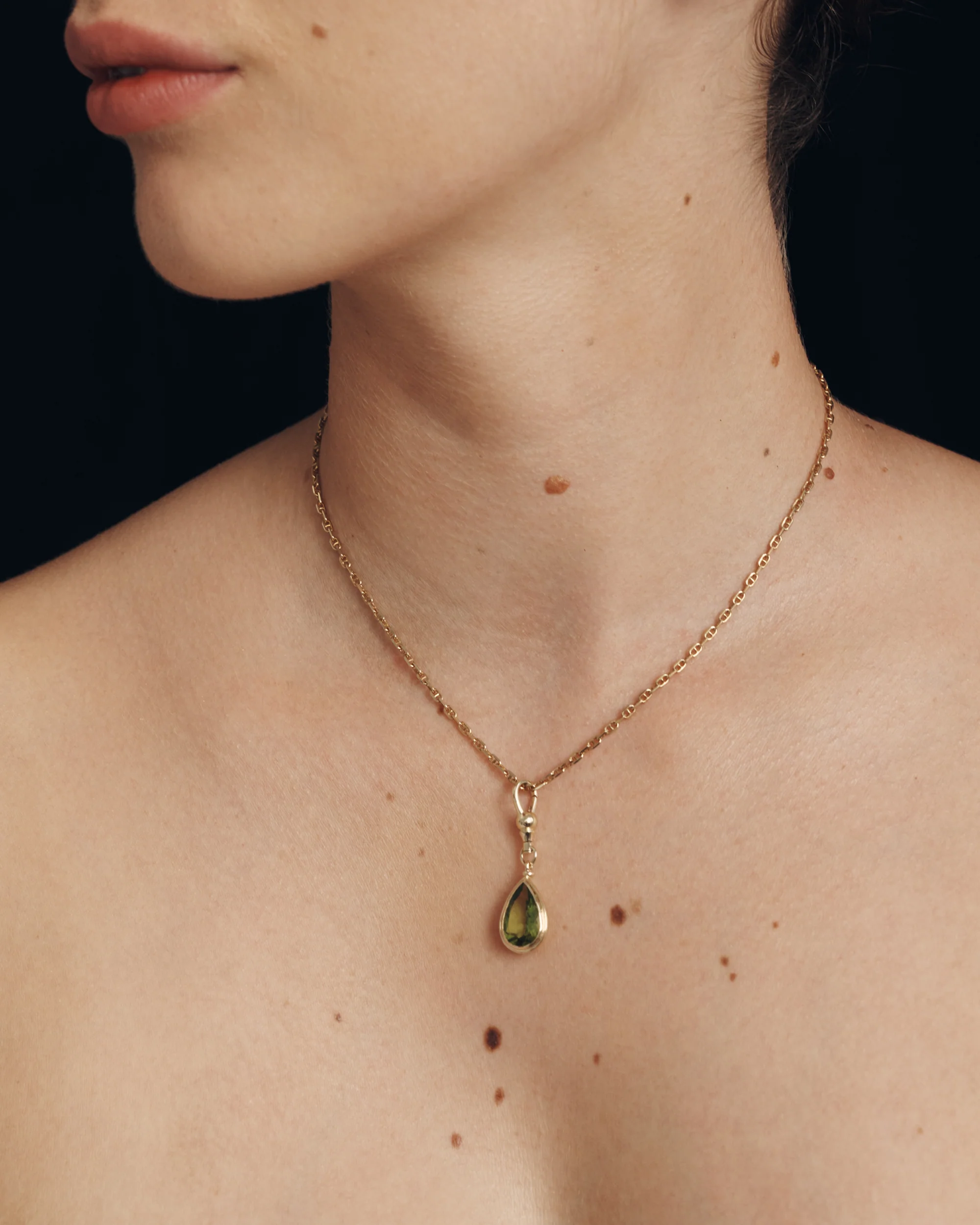 Uma Peridot Pendant Solid Gold - Image 5