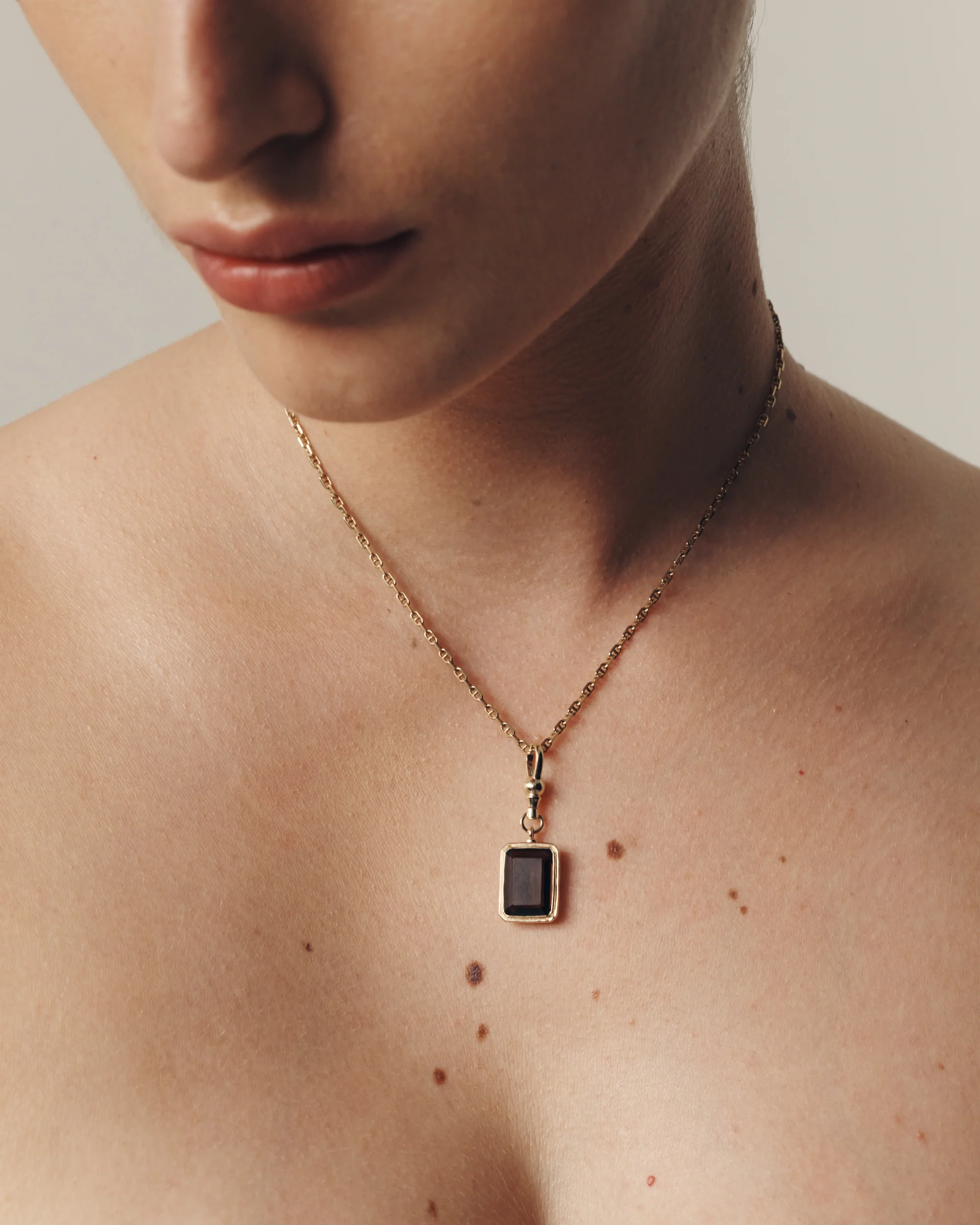 Uma Quartz Pendant Solid Gold - Image 5